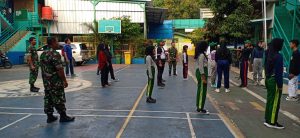 Bentuk Karakter Siswa SMK IPTEK, Babinsa Koramil Cakung Latih PBB