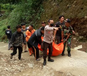 Polsek Kadudampit Beserta Posramil Kadudampit Koramil 0607-09 Cisa’at,Sigap Evakuasi Jenazah Pria Diduga Defresi