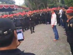 Ketum Grib H. Hercules Rozario Marshal, Bagikan Baju PDL Kepada Anggota Satgasus Yang Baru