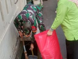 Babinsa Kampung Melayu Bersama Warga Bersihkan Lingkungan