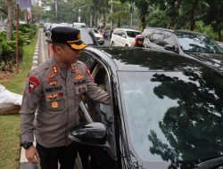 Menyambut HUT- RI ke 78, Wakapolres Metro Jakarta Barat Akbp Sarly Sollu, Membagikan Bendera Kepada Pengendara