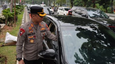 Menyambut HUT- RI ke 78, Wakapolres Metro Jakarta Barat Akbp Sarly Sollu, Membagikan Bendera Kepada Pengendara