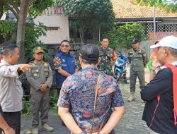 Antisipasi Guantibmas Babinsa Kelapa Dua Wetan Pantau Taman Tulip