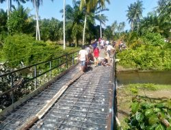 Jembatan Penebar Laka Tunggal, Masyarakat Kalampayan Lakukan Cor Mandiri