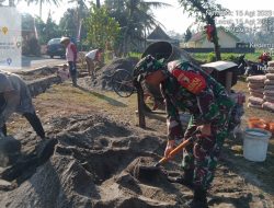 Peduli Pembangunan Di Wilayah Binaan, Babinsa Pos Selopuro Dan Warga Laksanakan Gotong Royong Bersama