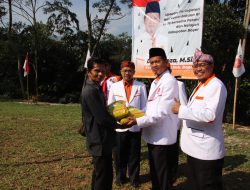 Peringati HUT RI ke 78, Partai PKS Kabupaten Bogor Bagikan Bibit Padi Unggulan untuk Petani