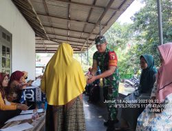 Peduli Kesehatan Warga Binaannya, Babinsa Koramil Srengat Dampingi Kegiatan Posyandu Lansia