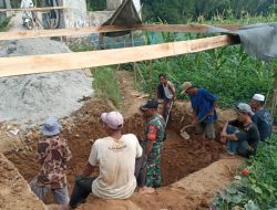 Danramil 0621-23/ Parungpanjang Didampingi Babinsa Sertu Dede Sulaeman, Monitoring Giat Pembangunan Jembatan Rawayan