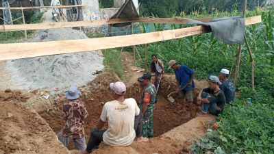 Danramil 0621-23/ Parungpanjang Didampingi Babinsa Sertu Dede Sulaeman, Monitoring Giat Pembangunan Jembatan Rawayan