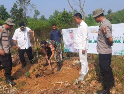 Atasi Perubahan Iklim, Kapolsek Beserta Danramil 0621-23/PP dan Camat Tenjo Laksanakan Penanaman Program 1000 Pohon