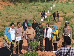 Kapolsek Beserta Koramil 0621-23/PP dan Camat Parungpanjang Lakukan Aksi Program Kapolri Penanaman 1000 Pohon