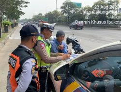 Dishub Bersama Polantas Razia Pengendara Lawan Arus di Jalan Cakung Cilincing