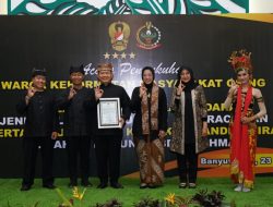 Dianggap Pemimpin Yang Menjaga Persatuan Bangsa, Kasad Dikukuhkan Sebagai Warga Kehormatan Masyarakat Osing