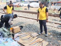 Gerebek Kampung Bahari, Sita Belasan Senjata Tajam & Bongkar Gubuk Liar di Bantaran Rel