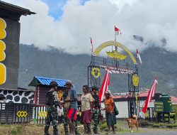 Intan Jaya Darurat Minyak Tanah, Satgas Yonif PR 330/Tri Dharma Bagikan Nasi Bungkus