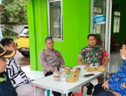 Sinergitas TNI-POLRI Laksanakan Komsos Babinsa dan Babinkamtibmas di Desa Cibunar