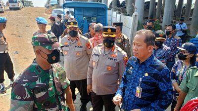 Pengecekan Tumpukan Sampah Oleh FORKOPIMKO di Pinggir JL. Banjir Kanal Timur Marunda Cilincing Jakut