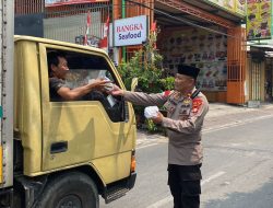 Kapolsek Koja Bagikan Makanan dalam Kegiatan Jumat Berkah