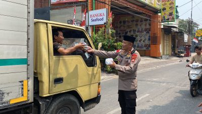 Kapolsek Koja Bagikan Makanan dalam Kegiatan Jumat Berkah