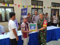 Dampingi Wadirlantas, Babinsa Koramil 06/Cakung Bagikan Sembako