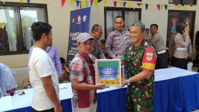 Dampingi Wadirlantas, Babinsa Koramil 06/Cakung Bagikan Sembako