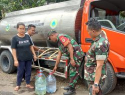 Danramil 0621-23/PP dan Tenjo Kapten INF Mulyadi Dampingi Pendistribusian Air Bersih di Desa Singabraja Kec Tenjo