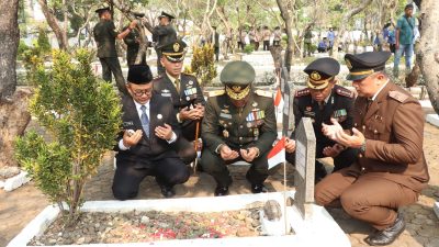 Danrem 051/Wkt, Brigjen TNI Yustinus Nono Yulianto, S.E.,M.Si., Ziarah di Taman Makam Pahlawan Patriot Bangsa