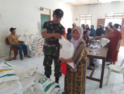 Pastikan Berjalan Aman dan Tertib,Babinsa Serma Bambang Monitoring Giat Penyaluran Beras Desa Tahap 5