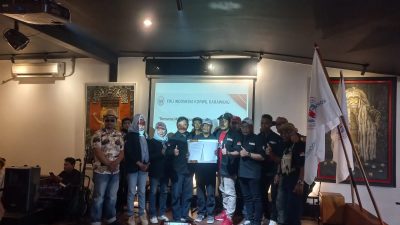 Irfan Shibab Terima SK Pengukuhan Sebagai Ketua FWJ Indonesia Korwil Karawang