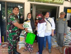Babinsa Cipinang Cempedak Koramil 01/Jatinegara Salurkan Bantuan Cadangan Beras ke Warga