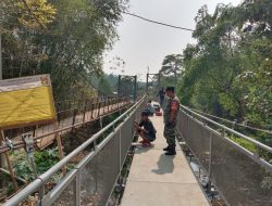Babinsa Koramil 0621-23/PP Serka Dede Monitoring Pengawasan Giat Pembangunan Jembatan Rawayan
