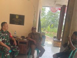 Himbau Tingkatkan Keamanan,Babinsa Serda Tumpak Purba Komsos dengan Sekdes dan Tokoh Masyarakat Desa Batok