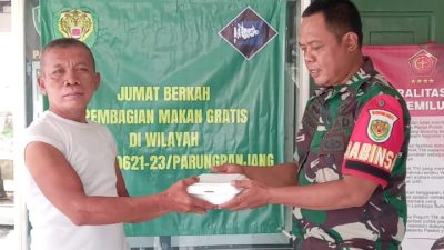 Berbagi dengan Masyarakat,Koramil 0621-23/PP Bagikan Makanan di Jumat Berkah