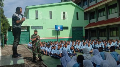 Tumbuhkan Semangat, Babinsa Koramil 03/Pasar Rebo, Ciracas Giat Wasbang di SMKN 52 Ciracas