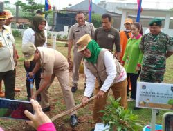 Hijaukan Lahan Kosong, Danramil Cakung Bersama Forkopimcam Dampingi Dandenma Kostrad Tanam Pohon Produktif