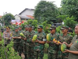 Danrem 051/Wijayakarta Brigjen TNI Yustinus Nono Yulianto, S.E., M.Si.,Dampingi Pangdam Jaya Pada Giat Urban Farming Serentak