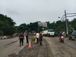 Dua Babinsa Koramil 0621-23/PP Bersama BKO Polres Dishub dan Pol PP Gelar Operasi Gabungan Penertiban Truck Tronton Angkutan Galian C