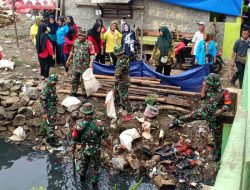 Cegah Banjir, Kodim 0505/JT Giat Karya Bakti Bersihkan Kali Pasar Induk Kramatjati