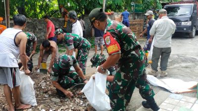 Lingkungan Bersih, Koramil 05/Kramatjati Karya Bakti Bersihkan Sarana dan Prasarana Umum