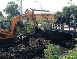 Peduli Terhadap Warganya, Koramil 0811/12 Bancar Tuban Datangkan Alat Berat Guna Normalisasi Kali
