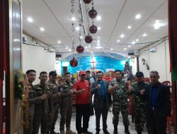 Babinsa 0621-23/PP Bersama Personil Satpol-PP dan Ormas PBB Parungpanjang, Amankan Perayaan Malam Natal di HKBP Perumnas Parungpanjang