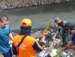 Karya Bakti Bersihkan Saluran Air, Babinsa Cakung Bersama Warga Pulogebang