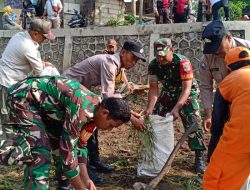 Kerja Bakti Koramil Cipayung Bersama Warga Bersihkan Tumpukan Sampah
