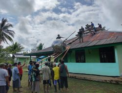 Bahu Membahu Naikan Kubah Renovasi Atap Mesjid di Perbatasan