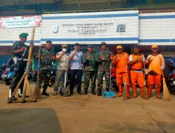 Koramil 04/Pulogadung Karya Bakti Bersihkan Sampah PD. Pasar Jaya
