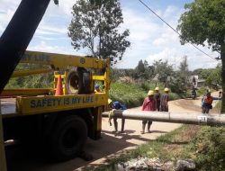 Hujan Disertai Angin, Tiang Listrik Tumbang di Jalan Raya Karhekel Desa Pingku