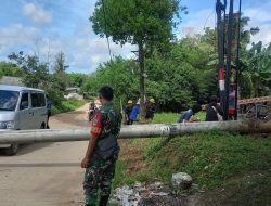 Anggota Koramil 0621-23/PP Pantau Evakuasi Tiang Listrik Yang Roboh Menutup Jalan Karehkel Desa Pingku
