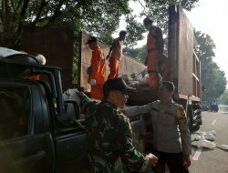 Bersihkan Parit dan Jalan, Anggota Koramil 04/Pulogadung Karya Bakti Bersama Warga