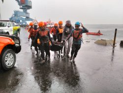 Bakamla RI Evakuasi Korban Kapal Terbalik di Muara Kalibaru