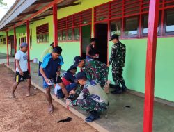 Demi Keindahan dan Kenyamanan Dalam Belajar, Satgas Pamtas Bersama-sama Warga Membenahi Salah Satu Sekolah di Perbatasan RI-PNG